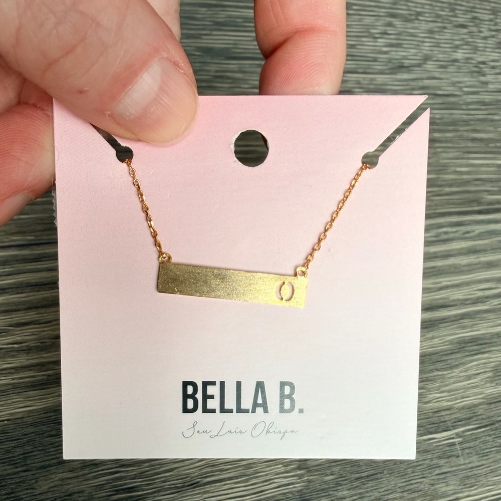 Gold Bar Initial Necklace "O"